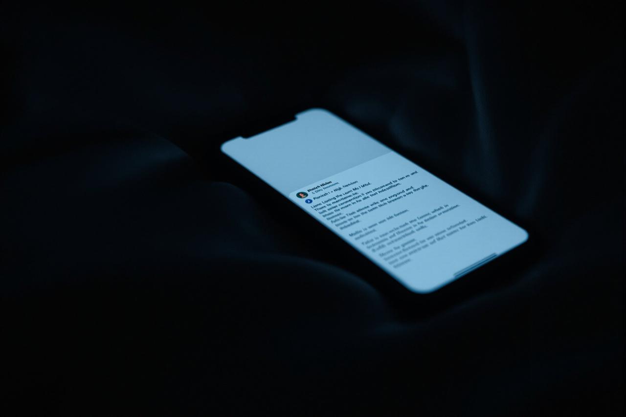 某女星深夜发文疑暗讽前男友，评论区炸锅了